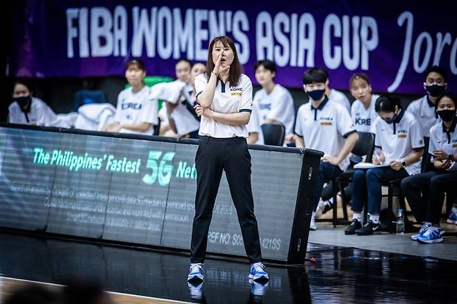 30일 대만전에서 작전 지시하는 정선민 한국 여자농구 대표팀 감독 [FIBA 제공. 재판매 및 DB 금지]