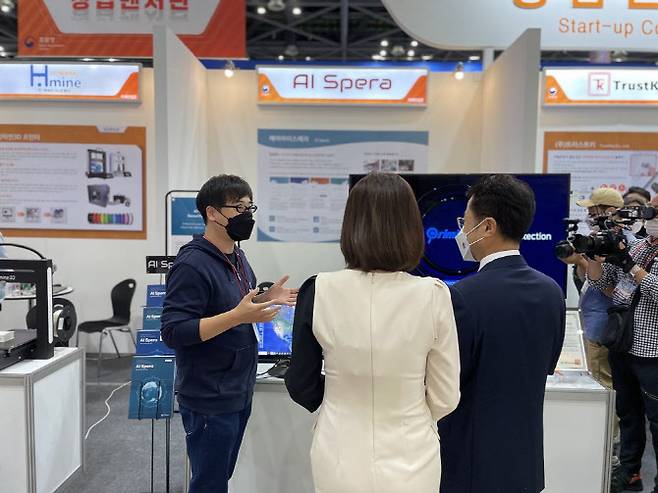 강병탁 에이아이스페라 대표가 김정우 조달청장에게 사이버보안 솔루션과 AI·머신러닝 기술을 설명하고 있다.