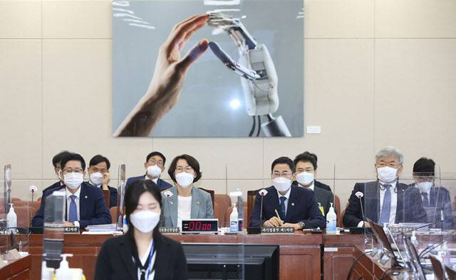 1일 오전 서울 여의도 국회에서 열린 2021년도 과학기술정보방송통신위원회 국정감사에서 조경식 2차관, 임혜숙 과기정통부 장관, 용홍택 1차관, 이경수 혁신본부장이 자리하고 있다.(사진=국회 제공)