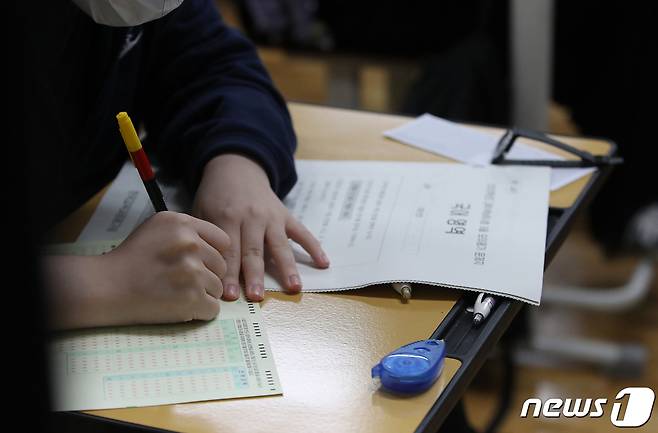 서울 영등포구 한 고등학교에서 고3 수험생이 9월 모의평가를 치르고 있다. 2021.9.1/뉴스1 © News1 민경석 기자