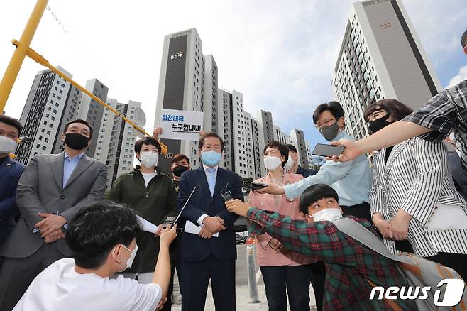 홍준표 국민의힘 대선 경선후보가 20일 오전 경기도 성남시 대장동 대장지구를 방문해 개발현장을 살펴보며 발언을 하고 있다. 2021.9.20/뉴스1 © News1 박세연 기자