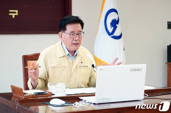 유덕열 서울 동대문구청장이 9월30일 비대면으로 진행한 주민배심원제 1차 회의에서 인사말을 하고 있다(동대문구 제공).© 뉴스1