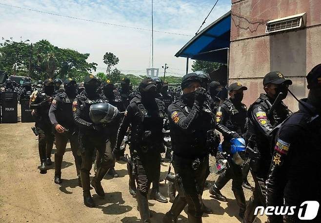 에콰도르 국가 경찰이 30일(현지시간) 에콰도르 과야킬의 리토랄 교도소에서 일어난 폭동을 진압하기 위해 작전을 진행 중이다. © AFP=뉴스1 © News1 금준혁 기자