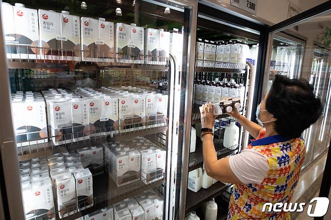 지난 9월 경기 고양 시내 한 대형마트에서 한 시민이 우유를 고르고 있다.  © News1 유승관 기자