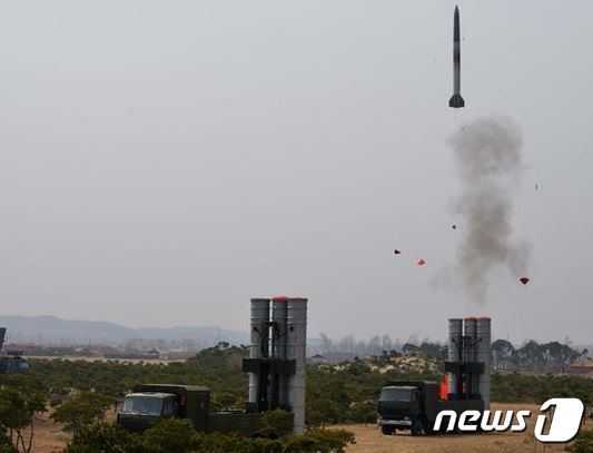 북한의 지대공미사일 '번개-5호'(KN-06) 시험발사 (조선중앙TV 캡처) © 뉴스1
