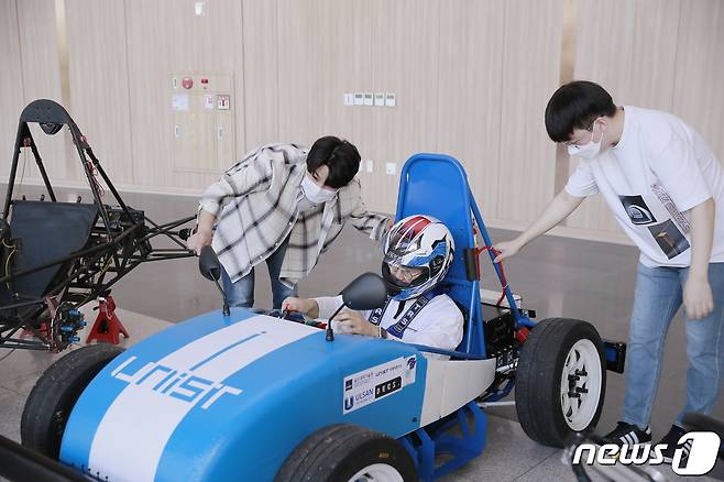 출품할 창작자동차를 살펴보고 있는 학생들.(UNIST 제공)© 뉴스1