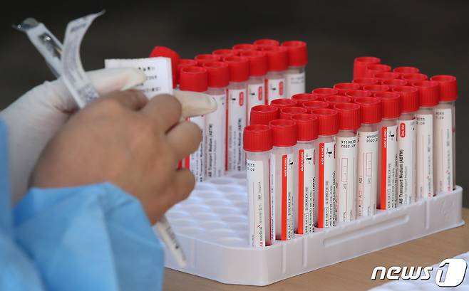 1일 오전 서울 중구 서울역 앞 신종 코로나바이러스 감염증(코로나19) 임시선별검사소에 검체검사 키트가 놓여 있다.2021.10.1/뉴스1 © News1 송원영 기자