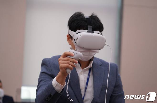 1일 국회 문체위 국감에서 한 남성이 VR기기 시연을 하고 있다. (이상헌 의원실 제공) © 뉴스1