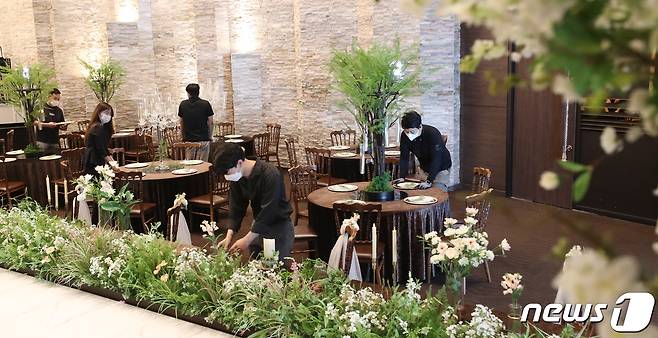 방역 당국이 현 거리두기 체계를 2주 더 연장하기로 발표한 1일 오후 경기도 수원시의 한 예식장에서 직원들이 예식 준비를 하고 있다.  2021.10.1/뉴스1 © News1 김영운 기자