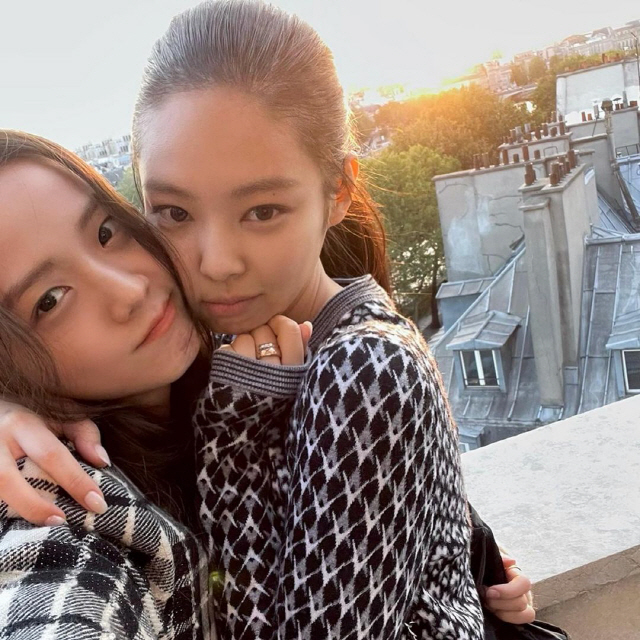 Group BLACKPINK JiSoo enjoyed dating Jenny KimJiSoo posted a picture on his instagram on the 1st, saying date.In the photo, JiSoo is enjoying a date with member Jenny Kim; JiSoo and Jenny Kim, who are taking pictures with their faces tightly together.The two people, who are proud of their superior beauty and atmosphere in a friendly appearance, attract attention. JiSoos smile, which is smiling happily in front of dessert, was beautiful.Also, it was JiSoo and Jenny Kim who reminded me of the picture even if I took a picture with a beautiful Paris background and stood still.Meanwhile, JiSoo and Jenny Kim recently left for France to attend Fashion Week at France Paris.