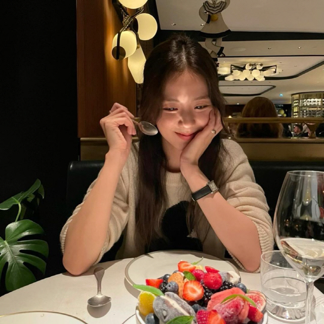 Group BLACKPINK JiSoo enjoyed dating Jenny KimJiSoo posted a picture on his instagram on the 1st, saying date.In the photo, JiSoo is enjoying a date with member Jenny Kim; JiSoo and Jenny Kim, who are taking pictures with their faces tightly together.The two people, who are proud of their superior beauty and atmosphere in a friendly appearance, attract attention. JiSoos smile, which is smiling happily in front of dessert, was beautiful.Also, it was JiSoo and Jenny Kim who reminded me of the picture even if I took a picture with a beautiful Paris background and stood still.Meanwhile, JiSoo and Jenny Kim recently left for France to attend Fashion Week at France Paris.