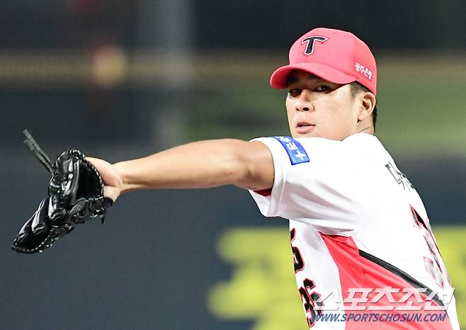 1일 광주 기아챔피언스필드에서 KIA와 키움의 경기가 열렸다. KIA 선발 다카하시가 힘차게 투구하고 있다. 광주=송정헌 기자 songs@sportschosun.com/2021.10.01/