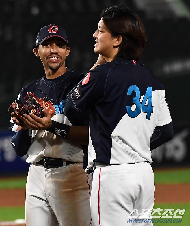 2021 KBO리그 롯데 자이언츠와 KT 위즈의 DH 2차전 경기가 1일 부산 사직구장에서 열렸다. 경기에서 3대2로 승리한 KT와의 3연전을 스윕한 롯데 선수들이 기뻐하고 있다. 부산=박재만 기자 pjm@sportschosun.com/2021.10.01/