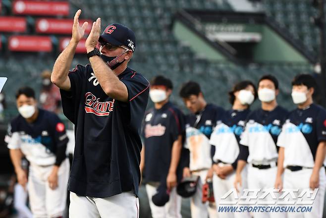 2021 KBO리그 롯데 자이언츠와 KT 위즈의 경기가 1일 부산 사직구장에서 열렸다. DH 1차전 4대3으로 승리한 롯데 서튼 감독이 기뻐하고 있다. 부산=박재만 기자 pjm@sportschosun.com/2021.10.01/