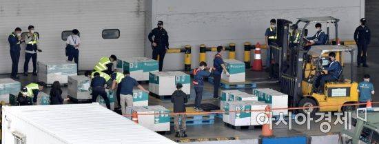 지난 9월 2일 인천공항에 도착해 운송 대기 중인 화이자 백신.  /문호남 기자 munonam@