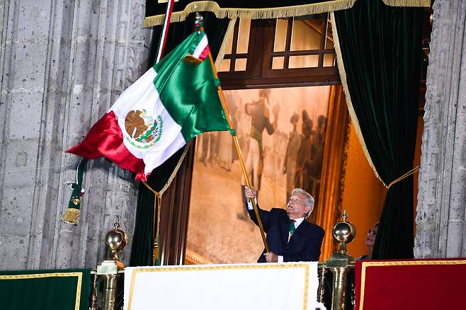 안드레스 마누엘 로페스 오브라도르 멕시코 대통령이 지난달 15일(현지시간) 열린 독립기념일 축하 행사에서 국기를 흔들고 있다./연합뉴스
