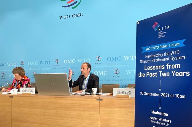 무역협회가 30일(현지시간) 스위스 제네바에서 개최한 'WTO 분쟁해결제도의 복원' 세션에서 좌장을 맡은 화이트앤케이스 로펌의 재스퍼 워터스(Jasper Wauters) 파트너변호사가 발언하고 있다.ⓒ무역협회
