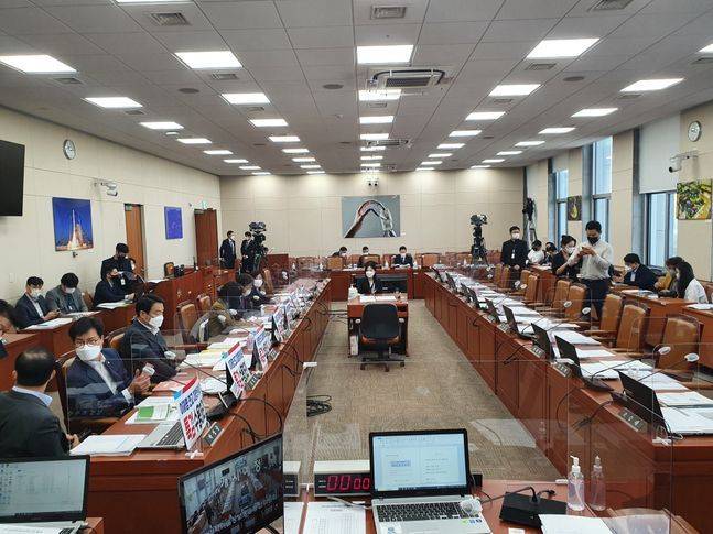 국회 과학기술정보방송통신위원회 국민의힘 의원들이 1일 서울 여의도 국회에서 열린 국정감사를 앞두고 ‘이재명 판교 대장동 게이트 특검 수용하라’는 피켓 시위를 하고 있다.ⓒ데일리안