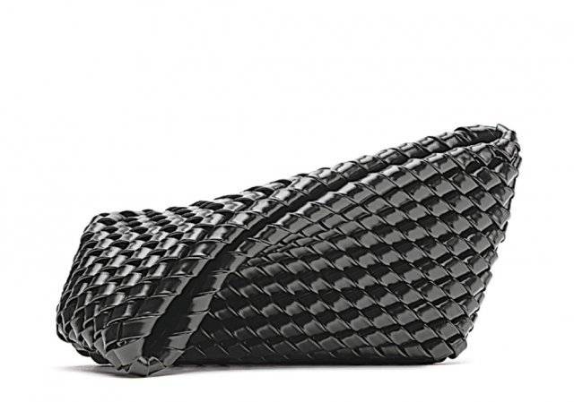 보테가 베네타 스트럭처 클러치.