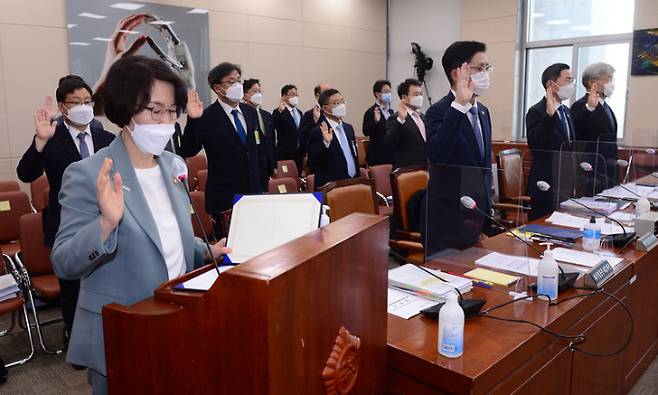 임혜숙 과학기술정보통신부 장관이 1일 오전 서울 여의도 국회에서 열린 과학기술정보방송통신위원회 국정감사에서 증인 선서를 하고 있다. 연합뉴스 제공