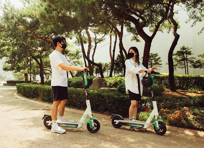 라임 백신라이드 캠페인에 1000명이 참가해 공유킥보드를 타고 백신 접종을 한다.