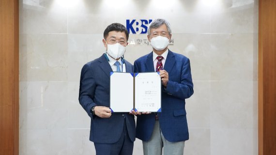 한국기초과학지원연구원 신형식 원장(왼쪽)이 고인수 오창 다목적 방사광가속기 구축 사업단장 임명장을 전달한 뒤 기념촬영을 하고 있다. KBSI 제공