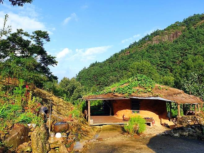 여행사 시골투어의 인기 숙소인 전남 구례의 황토시골집. 시골투어 제공