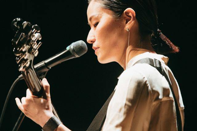 가수 이랑은 3집 '늑대가 나타났다'에 실린 '잘 듣고 있어요'에서 "내게 많은 사람들이 건네는 인사말은 잘 듣고 있다"고 노래한다. 이 공연 영상이 올라온 유튜브 댓글엔 '아이 재우고 설거지 하면서 듣고 있다' '친구가 힘든 일이 있어서 나한테 왔고, 울면서 얘기하고 그 같이 있는 순간 듣고 있다' 등의 사연들이 줄줄이 달렸다. 이랑은 "'물어줘서 고맙다'는 반응에 뭉클했다"고 말했다. 유어썸머 제공