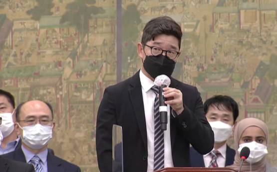 이진수 카카오엔터테인먼트 공동대표가 1일 열린 국회 문체부 국정감사에서 발언하고 있다. [사진=국회방송]