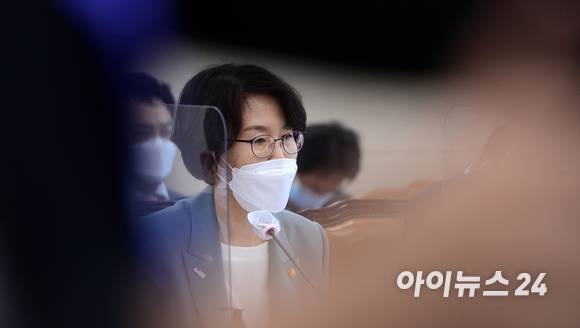1일 서울 여의도 국회에서 과학기술정보방송통신위원회의 과학기술정보통신부·우정사업본부·국립전파연구원 등에 대한 국정감사가 열린 가운데 임혜숙 과기정통부 장관이 질의에 답변하고 있다.
