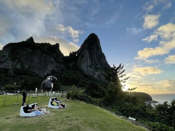 송곳봉 자락 리조트 카페를 찾은 사람들. 최승표 기자