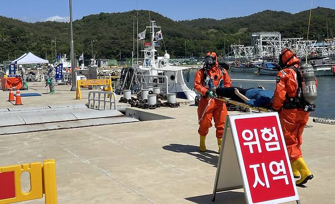 지난 5월 충남 보령에서 보령해양경찰서와 해양환경공단이 유해화학물질이 해상에 유출된 사고를 대비한 화학사고 대응훈련을 실시하고 있다. 연합뉴스