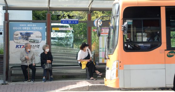 전북 전주시를 제외한 13개 시·군 민의 발인 시외·시내 버스의 만근 1일 단축 등의 조정 회의가 이어지고 있는 지난달 30일 전북 익산시의 한 버스터미널이 적막하다. 뉴시스