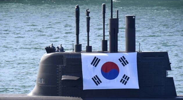 대형 태극기가 게양된 국내 첫 3000t급 잠수함 '도산안창호함'이 1일 국군의날 기념식이 진행된 마라도함 앞을 항해하고 있다. 국방부 제공