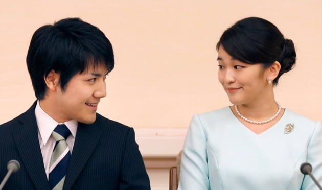 지난 2017년 9월 3일 마코 공주가 대학교 동급생인 고무로 게이와 도쿄에서 기자회견을 열고 약혼을 발표하고 있다/사진=AP