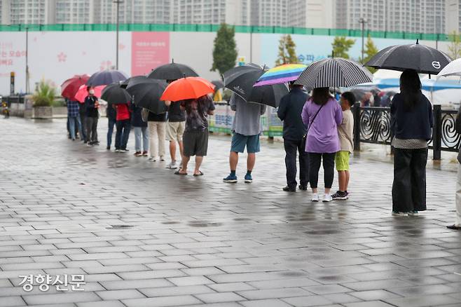 지난 29일 서울 올림픽공원 앞 선별진료소에서 시민들이 대기하고 있다. 한수빈 기자