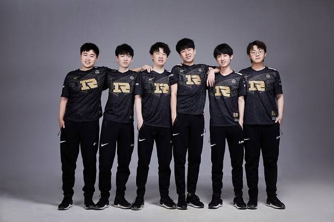 RNG 선수단. 왼쪽에서 3번째, 4번째가 '샤오후'와 '갈라'.&nbsp; &nbsp;LPL 트위터