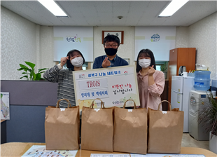 지난달 29일 정릉4동 주민센터를 찾아 비즈반지 판매 수익금으로 구입한 생리대와 수제비즈반지를 기부한 ‘TROIS비즈반지’ 대학생 사장님들(양끝 두 명)이 기념촬영을 하고 있다.