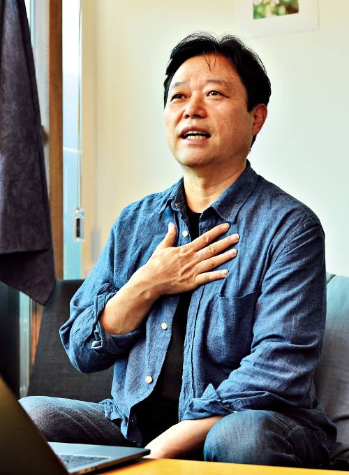 고형원 하나의코리아 대표가 29일 서울 용산구 사무실에서 최근 발매한 ‘평화의 바람’에 대해 이야기하고 있다. 신석현 인턴기자