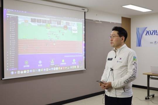 실제 하키 경기장을 적용한 메타버스를 활용해 비대면 훈련을 한 꿈나무들의 훈련에 직접 참여하고 있는 이상현 회장[사진 대한하키협회]