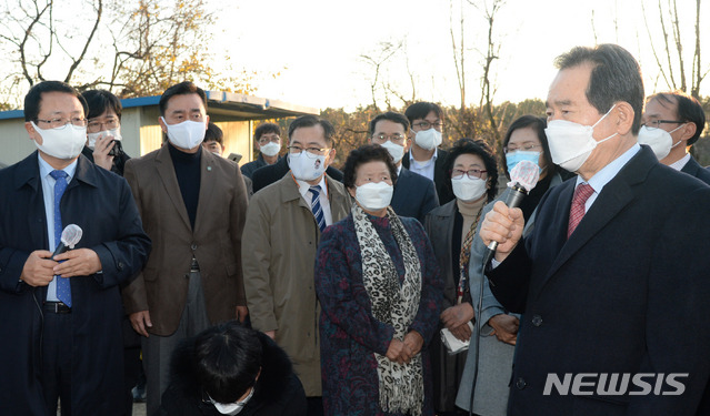 [익산=뉴시스] 김얼 기자 = 정세균 국무총리는 24일 전북 익산시 장점마을 금강농산을 방문해 장점마을 환경오염사고 원인 발생 현황판을 살펴보며 발언하고 있다. 2020.11.24.pmkeul@newsis.com