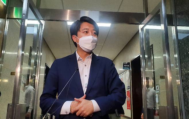 국민의힘 이준석 대표가 30일 밤 서울 여의도 국회에서 긴급 최고위원회의를 마치고 나오며 취재진의 질문에 답하고 있다. 연합뉴스