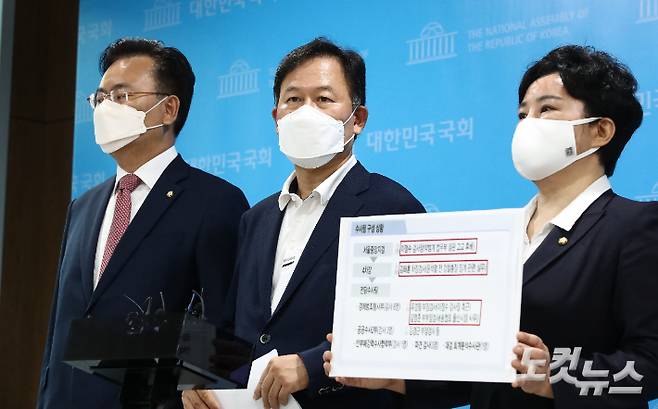 국회 법제사법위원회 국민의힘 소속 윤한홍 의원과 유상범 의원, 조수진 의원이 30일 국회 소통관에서 '대장동 부동산 게이트'와 관련해 특검법 수용을 촉구하는 기자회견을 마친 뒤 취재진의 질문에 답하고 있다. 윤창원 기자