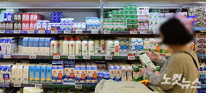 1일 서울시내 대형마트 우유제품 코너를 찾은 시민들의 모습. 황진환 기자
