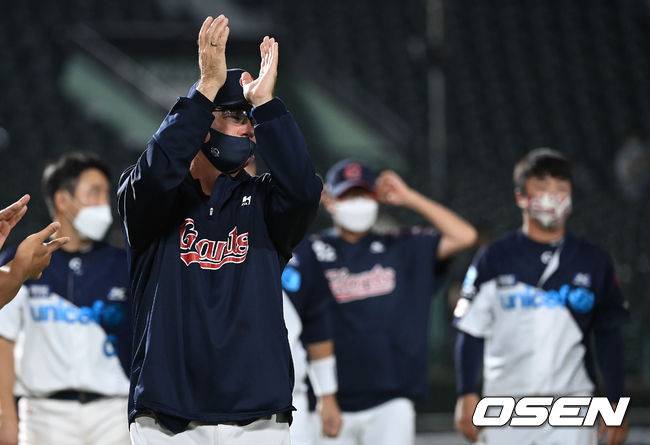 [OSEN=부산, 이대선 기자]롯데는 1일 부산 사직구장에서 열린 ‘2021 신한은행 SOL KBO리그’ 정규시즌 KT 위즈와의 더블헤더 2차전에서 3-2, 1점차 승리를 따내며 더블헤더 싹쓸이에 성공했다. 이로써 롯데는 3연승에 성공하며 시즌 56승62패4무를 마크했다. 반면 KT는 4연패에 빠지며 68승48패5무를 마크했다.경기 종료 후 롯데 서튼 감독이 승리의 기쁨을 나누고 있다. 2021.10.01 /sunday@osen.co.kr