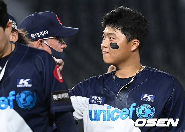 [OSEN=부산, 이대선 기자]롯데는 1일 부산 사직구장에서 열린 ‘2021 신한은행 SOL KBO리그’ 정규시즌 KT 위즈와의 더블헤더 2차전에서 3-2, 1점차 승리를 따내며 더블헤더 싹쓸이에 성공했다. 이로써 롯데는 3연승에 성공하며 시즌 56승62패4무를 마크했다. 반면 KT는 4연패에 빠지며 68승48패5무를 마크했다.경기 종료 후 롯데 한동희가 동료들과 승리의 기쁨을 나누고 있다. 2021.10.01 /sunday@osen.co.kr