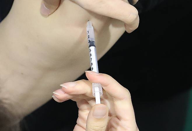 1일 오후 서울 서대문구 북아현문화체육센터에 마련된 신종 코로나바이러스 감염증(코로나19) 백신 예방 접종센터에서 백신 접종이 진행되고 있다.    뉴스1