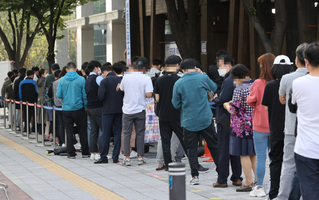 1일 오전 서울 송파구보건소 선별진료소 앞에서 시민들이 코로나19 검사를 받기 위해 대기하고 있다./연합뉴스