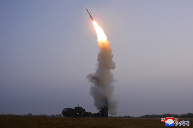 북한 신형 반항공미사일이 지난 9월 30일 시험발사되고 있다. /조선중앙통신·연합뉴스