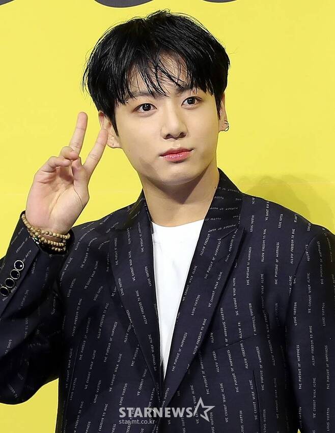 Jungkook recently posted a photo of a clothing company, SixGaise, wearing Brand Graffiti-on-Mind costumes, in the official SNS account and broadcast Naver V live.Jungkook also named the company as an in-house director, but reportedly resigned on March 14.There was a controversy about back advertisement from some netizens.Rear advertising means that entertainers and YouTubers do not properly specify the products or advertising fees sponsored when producing content after receiving advertising sponsorship.In the end, a netizen said he filed a complaint with the Fair Trade Commission regarding the suspicion of Jungkooks rear advertisement.Even if Jungkook does not encourage fans to purchase and use their clothes without sharing their experiences or experiences with SNS, it can cause unimaginable sales revenue by frequently exposuring products, said the netizen. This is a serious issue that can destroy fair and free market economy order and is strictly prohibited by the Fair Trade Commission.However, there is a refutation that Jungkook did not mention the clothes at all and that it was hard to see that there was commercial intention.It is argued that it is excessive to hold Jungkook responsible for the issue of voluntary interest of fans regardless of Jungkooks intention.